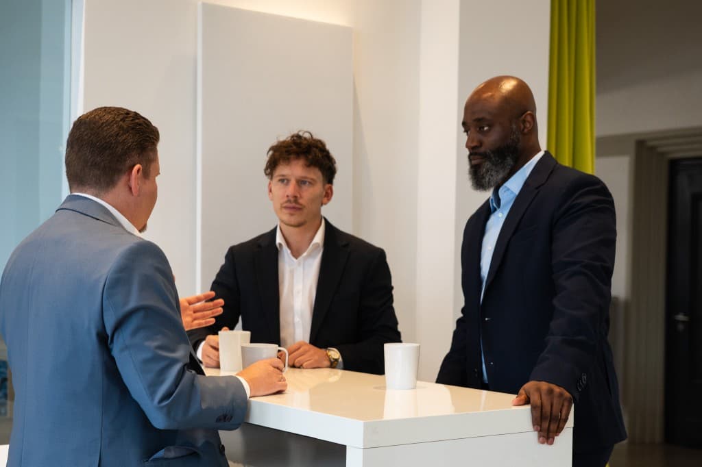 Team-Gespräch und Beratung am Stehtisch