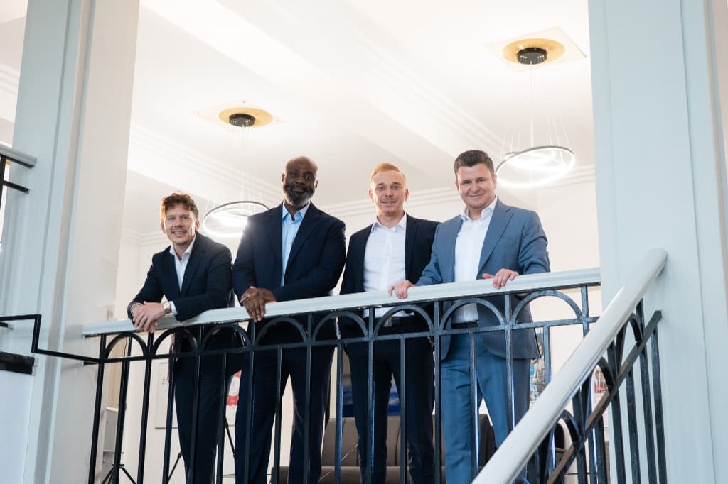 Team auf einer Treppe – gemeinsam nach oben